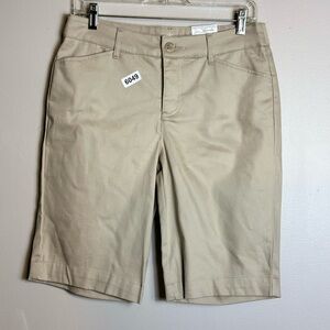 At John’s bay Bermuda size 8 nwt 15”w 9-1/2 rise 11” inseam pockets